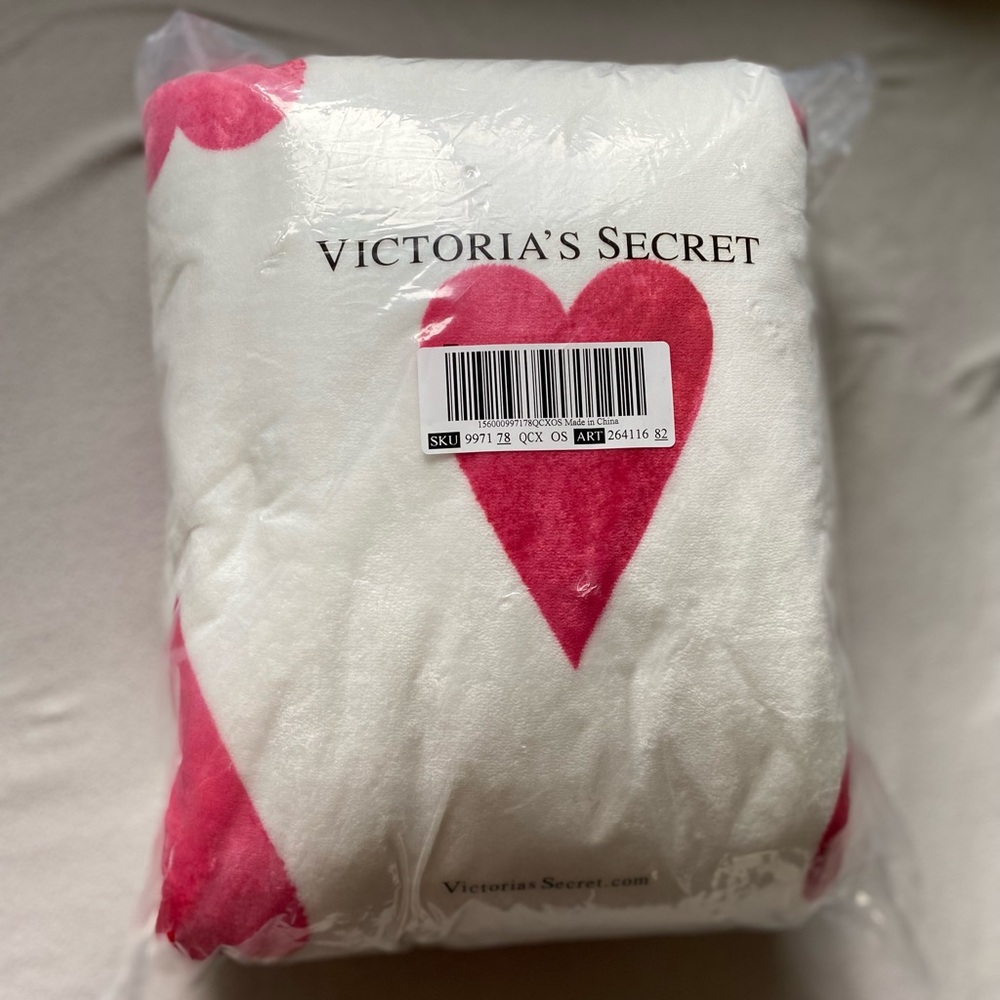Victoria’s Secret 2022 Valentine’s Blanket